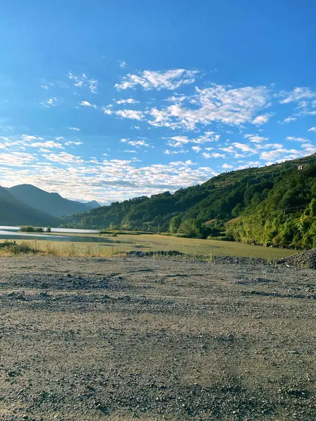 Beyaz bulut ve mavi gökyüzü dağ suyu nehir ormanlarında dolaşır.