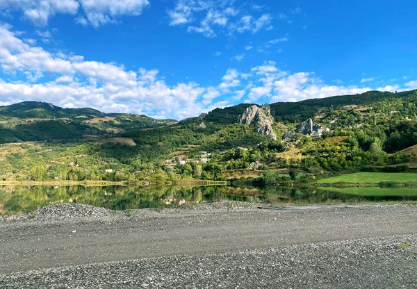 Mavi gökyüzü ve yeşil orman seyahati summet ve açık hava manzarası