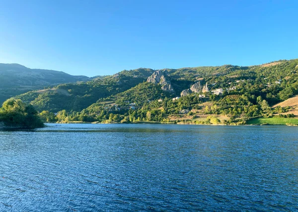 Mavi deniz suyu. Mavi gökyüzü. Tatil manzarası.