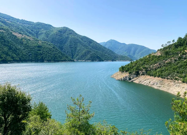 Doğa suyu dağ ormanı açık havada mavi yaz yeşili ve panorama