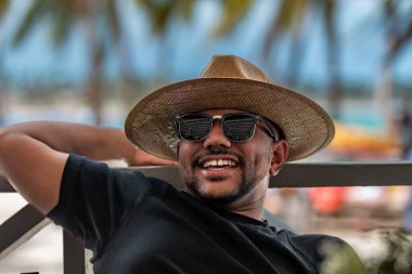 Punta Cana 'da kumsalın tadını çıkaran genç adam.