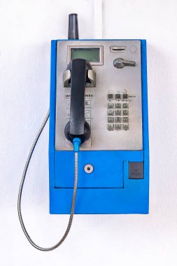 Geçmişte yaygın olarak kullanılan ve cep telefonu teknolojisi hayatımıza girdikten sonra modası geçmiş eski bir ankesörlü telefon.