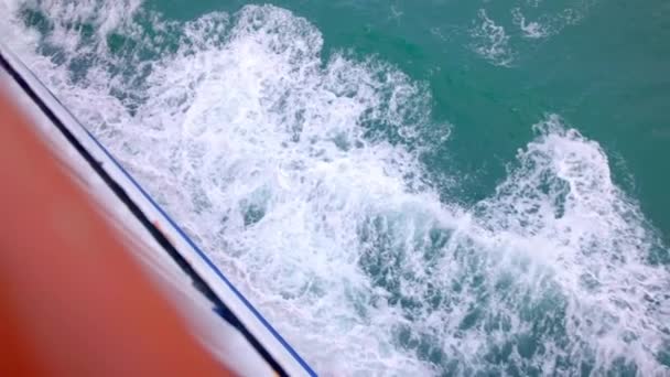 Sudaki Köpüğe Bakarken Teknenin Kenarından Alınan Bir Görüntü Tekne Yeni — Stok video