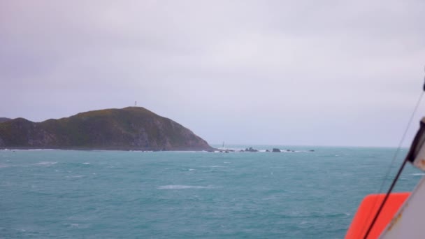 ニュージーランドのペンカロウにある灯台を見たショット ビデオは ウェリントンとピクトンの間を移動するフェリーボートのインターランダーのデッキから撮影されました — ストック動画