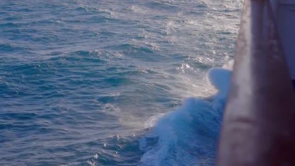 船の甲板を眺めている 船の船体に対して波が揺れているのが見えます このビデオは ニュージーランドのウェリントンとピクトンの間を移動するフェリーボートであるインターシスランダーで撮影されました — ストック動画