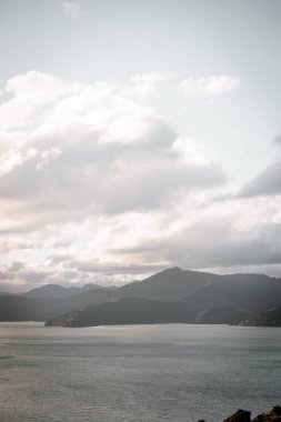 Picton sahil şeridinin kasvetli bir görüntüsü. Gökyüzü kısmen örtülü.