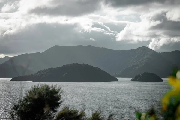 Mörka Och Lynniga Öar Havet Skottet Togs Picton Nya Zeeland — Stockfoto