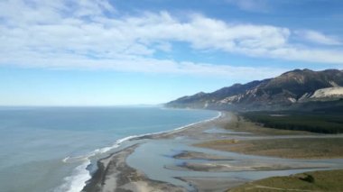 Kaikoura, Yeni Zelanda 'da çekilen bir dönüm noktası. Çekim okyanusu, kara tepelerini ve karlı dağları gösteriyor.