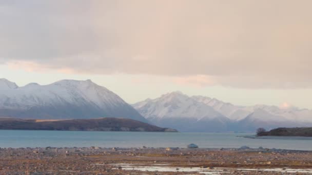 Панорамний Знімок Озера Теккапо Нова Зеландія Передньому Плані Озеро Задньому — стокове відео