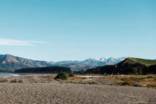 Uma Imagem Uma Montanha Nevada Primeiro Plano Uma Praia Pedra — Fotografia de Stock