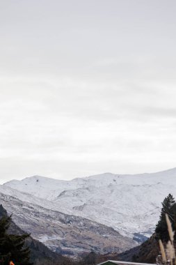 Queenstown, Yeni Zelanda 'daki karlı tepeler koleksiyonu. Tepeler bir vadiden geçiyor