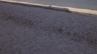 Queenstown Yeni Zelanda 'daki bir gölün kayalık kıyısına bakan eğik bir atış. Eğim gölü ve karlı dağı gözler önüne seriyor.