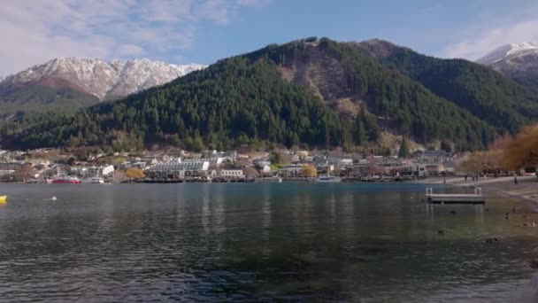 Širokoúhlý Záběr Queenstownu Novém Zélandu Výstřel Obsahuje Stromy Jezero Zasněžené — Stock video