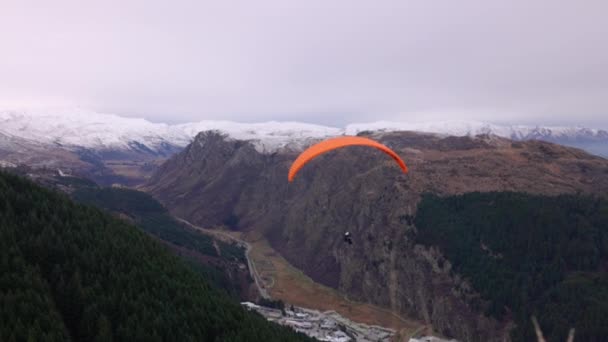 Parapente Sobrevolando Queenstown Nueva Zelanda Paisaje Impresionante Con Picos Nevados — Vídeos de Stock