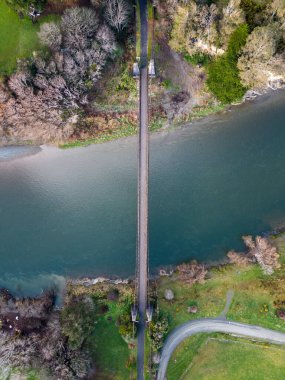 Clifden, Yeni Zelanda 'da bulunan bir asma köprü görüntüsü. Bu bir İHA 'dan çekilen bir fotoğraf..