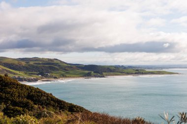 Caitlan 'ın sahil şeridi, çok fazla bitki ve sahil var.