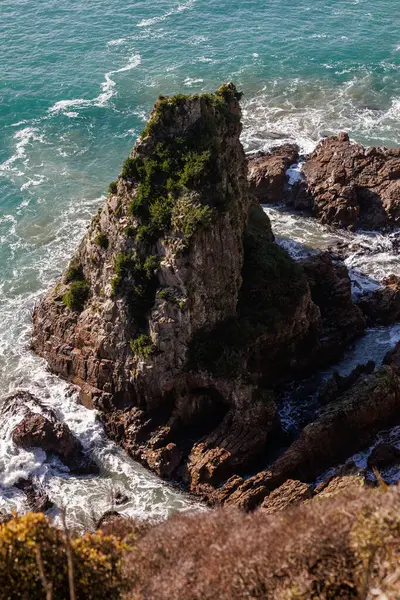 ニュージーランドのカイトランズの海から出た小さな島 — ストック写真