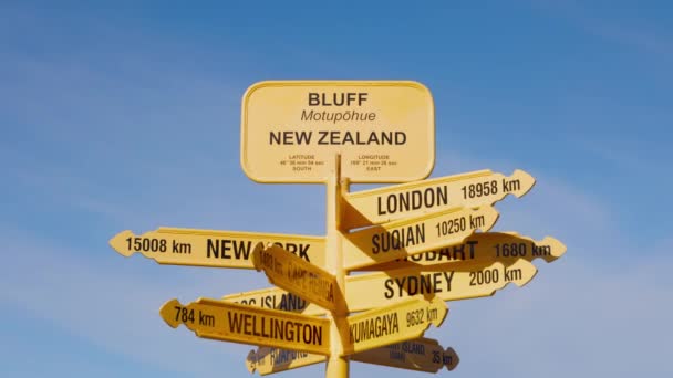 Фокус Показує Знак Вулиці Блаффі Нова Зеландія — стокове відео