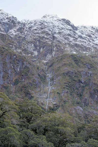 Extrémně Široký Záběr Vrchol Hory Hora Pokrytá Sněhem Sníh Taví — Stock fotografie