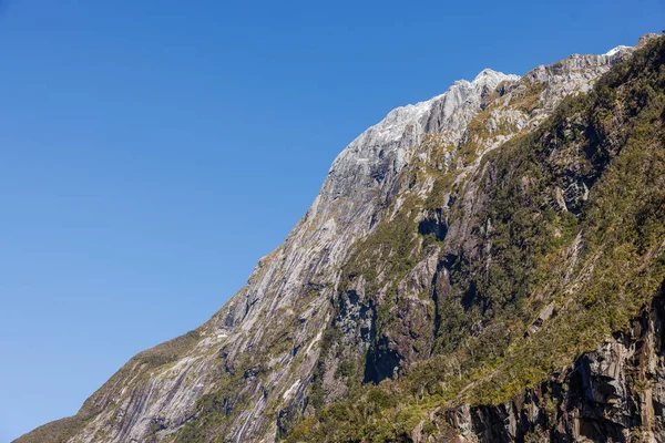Büyük Bir Dağ Tepesinde Kar Olan Bir Uçurum Uçurum Aşırı — Stok fotoğraf