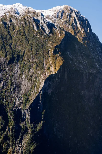 Uçurumun Kenarında Bir Fotoğraf Dağın Bir Kısmı Gölgede Çok Dramatik — Stok fotoğraf