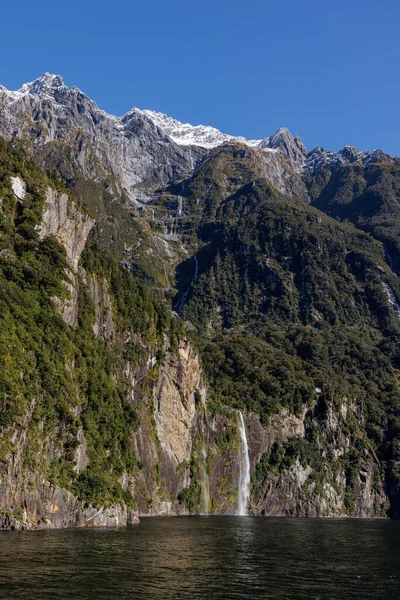 Çinde Çok Uzun Bir Şelale Olan Bir Resim Görüntü Tepesinde — Stok fotoğraf