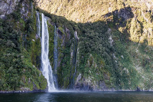 Waterfall Flows Cliffside Oceans Milford Sounds New Zealand Cliffside Covered — Stock Photo, Image