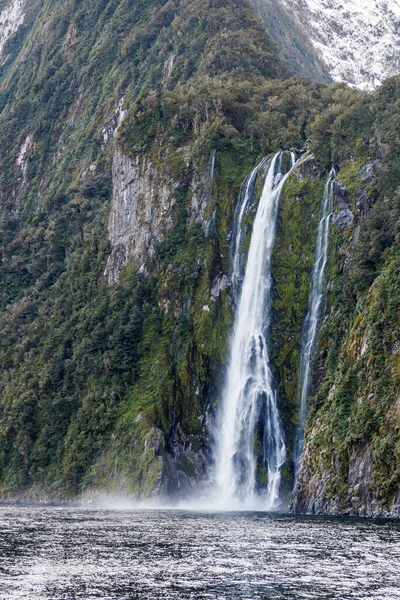 Vodopád Který Teče Útesu Oceánů Milford Sounds Novém Zélandu Útes — Stock fotografie