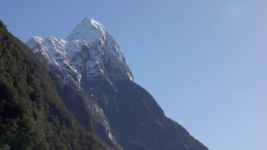 Yeni Zelanda 'nın Milford sesleriyle kaplı Mitre Tepesi' nin zirvesini gösteren eğik bir çekim.