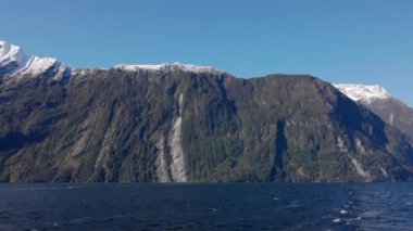 Yeni Zelanda 'nın Milford Sesleri' nde geniş çaplı bir çekim yapıldı. Çekimde karlı dağ tepelerini, yeşil ağaç yaşamını ve seslerin suyunu görebilirsiniz..