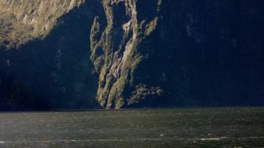 Sterling Şelaleleri 'nin görüntüsü, Milford Sesleri' nde büyük bir şelale..