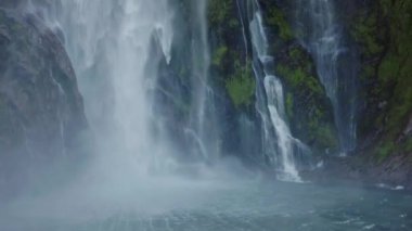 Yeni Zelanda 'nın Milford Sesleri' ne bir sterlin düşüşü..