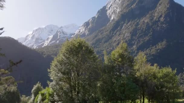 ニュージーランドで発見されたミルフォードサウンドのミトルピークの頂上への道からのパンニングショット — ストック動画
