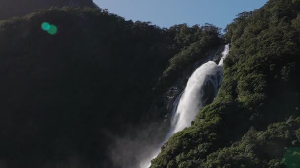 ニュージーランドのミルフォード サウンドで最大のボーエン滝のショット — ストック動画