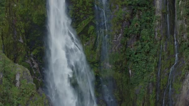 ニュージーランドのミルフォード サウンドに落下するスターリングの傾斜ショット — ストック動画