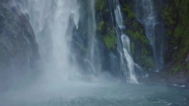 뉴질랜드의 밀포드 사운드에서 스털링 폭포의 기울어지는 — 비디오