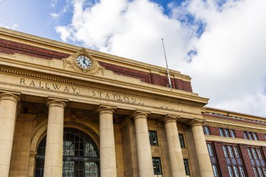 Wellington tren istasyonunun Yeni Zelanda 'daki görüntüsü. Görüntü aşağıdan yukarıya bakıyor..