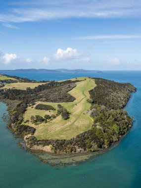 Auckland, Yeni Zelanda 'da Buckletons Körfezi noktasını İHA vurdu. Atış, ariel çekimi. Noktanın diğer tarafına bakıyor. Görünüşe göre sadece çimenler ve ağaçlar var.