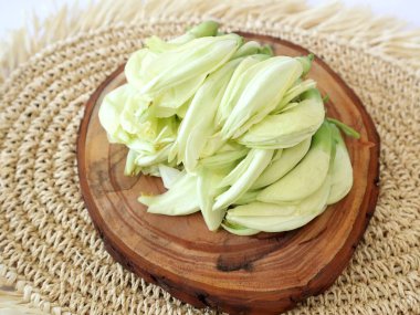 Sesbania grandiflora ya da Turi çiçeği, evin bahçesinde kolayca yetişen bir çiçektir.