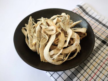 Uzun ve ince vücut şekilleriyle kolayca tanınan derin deniz balıkları.