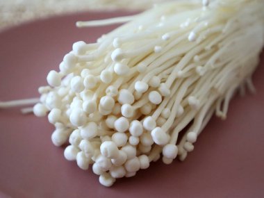 Asya mutfağında popülerdir. Taze altın iğne mantarı veya enoki.
