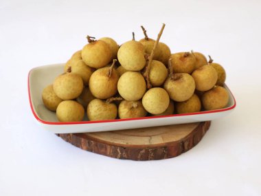 Kelengkeng veya longan meyvesi, tatlı olan tropikal meyvelerden biri.