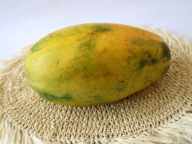 Hala bozulmamış taze papaya meyvesi.