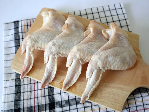 Taze Çiğ Tavuk Kanatları Işlenmeye Hazır — Stok fotoğraf