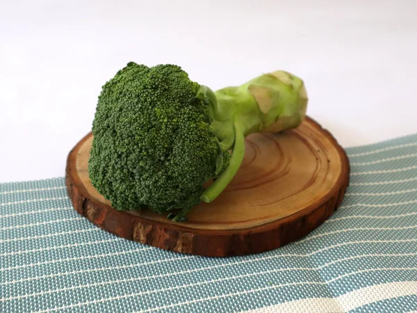 Färsk Broccoli Gamla Träbord — Stockfoto