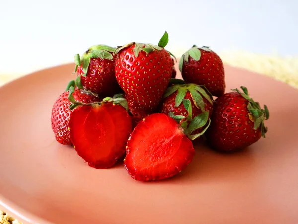 Frische Erdbeeren Auf Rosa Teller Gestapelt — Stockfoto