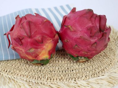  İki ejderha meyvesi taze ve yemeye hazır.