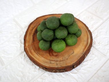 Limon izole edildi. Limon yarısı, dilimle, parça beyazı ayır. Kireç takımı.