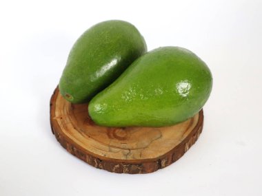  Zevki tarif eden iki taze ve parlak avokado.