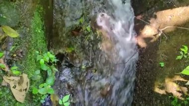 Rahatlatıcı bir doğal su akışını gösteren hayranlık uyandırıcı bir video. Temiz su, güzel bir arazide çağlayarak nehir kayalarının üzerinden akarken küçük dalgalanmalar oluşturur. Dalgalanan suyun yumuşak sesi!